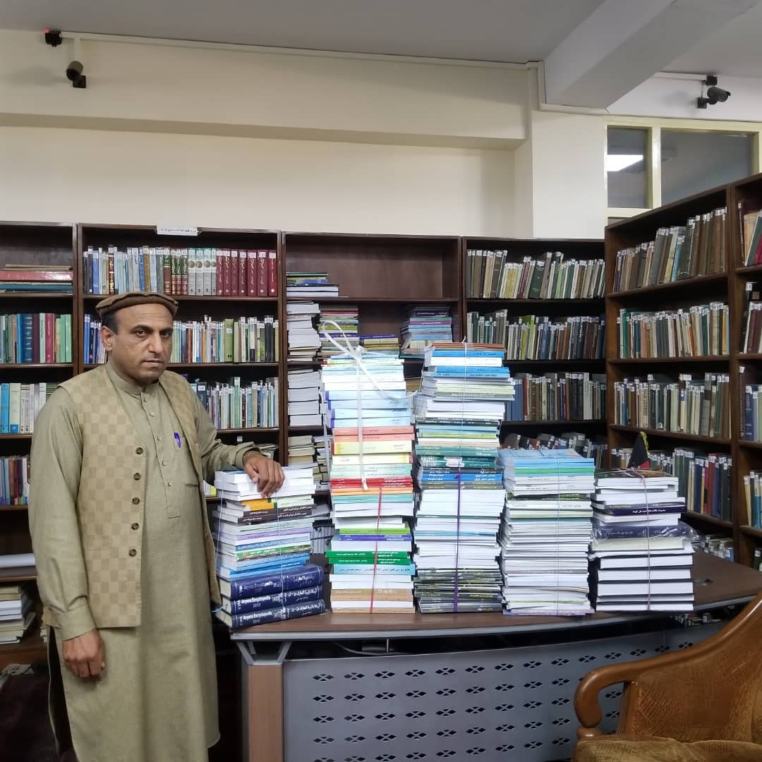 اکادمی علوم افغانستان به منظور غنامندی کتابخانه پوهنتون غور و مطالعه شایقین کتب بیشتر از صد جلد کتب و مجلاتی علمی- پژوهشی را به پوهنتون متذکره اهدا نموده است.
