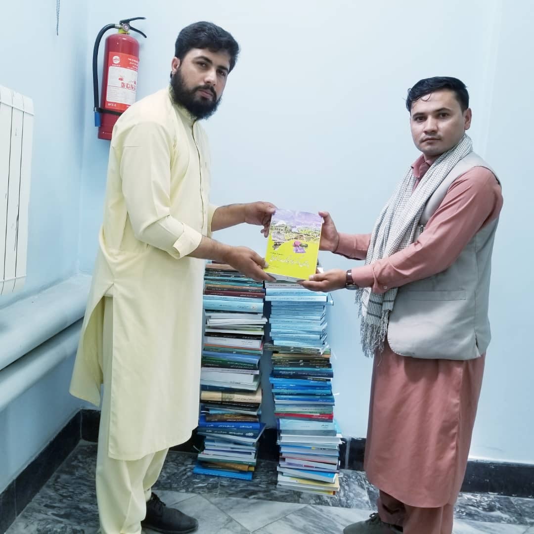 د زرنج ځوانانو مدني او فرهنګي ټولنې له کتابتون سره د علمي آثارو مرسته ۱۲ اسد ۱۴۰۰