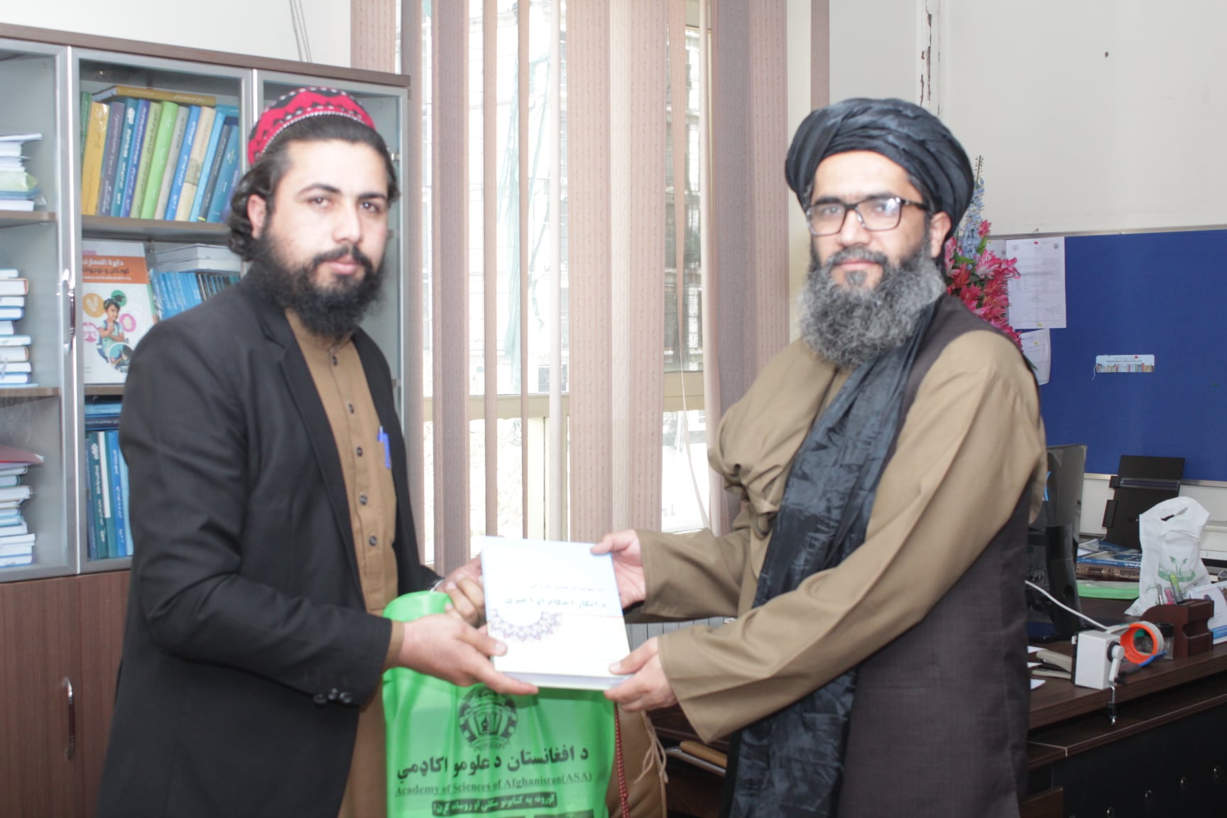 د لوړو زده کړو وزارت معین محترم لطف الله خیر خواه ته د علومو اکاډمي یو شمیر علمي – څیړنیز آثار ډالۍ شول 
